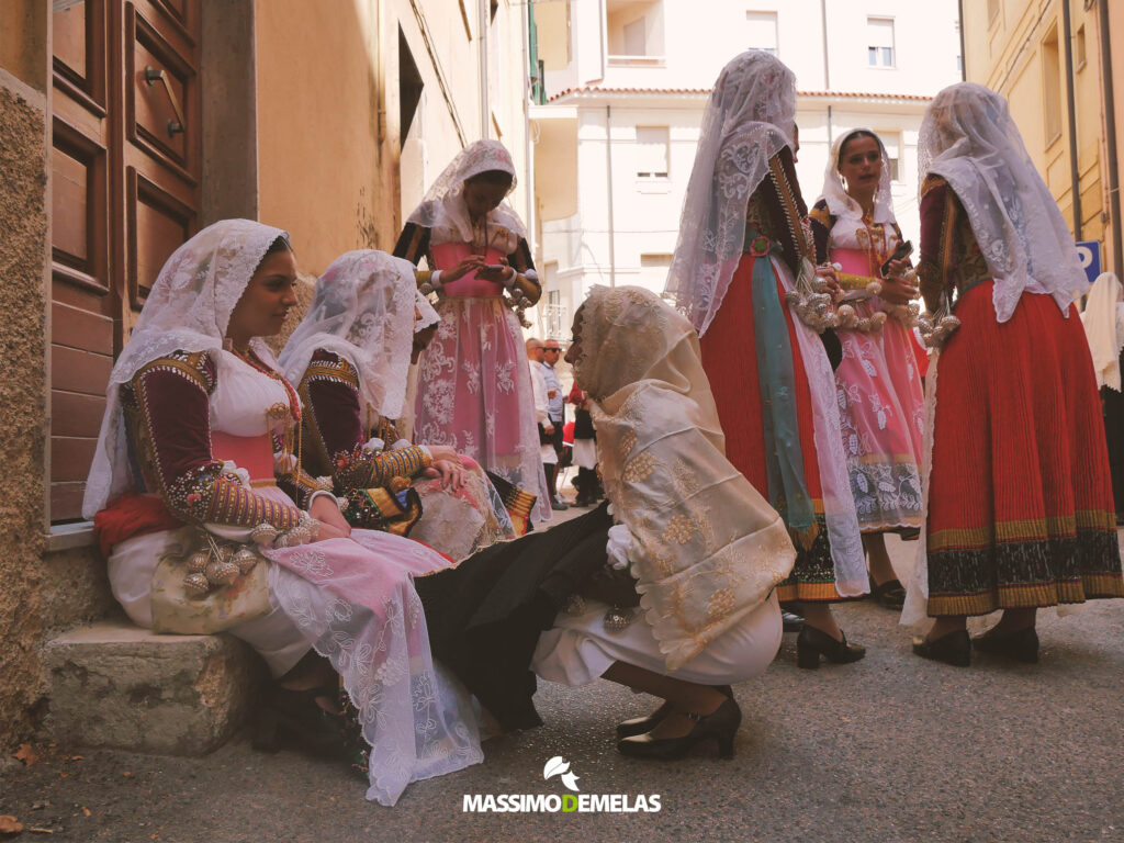 Foto di abito tradizionale della Sardegna. Progetto fotografico Massimo Demelas