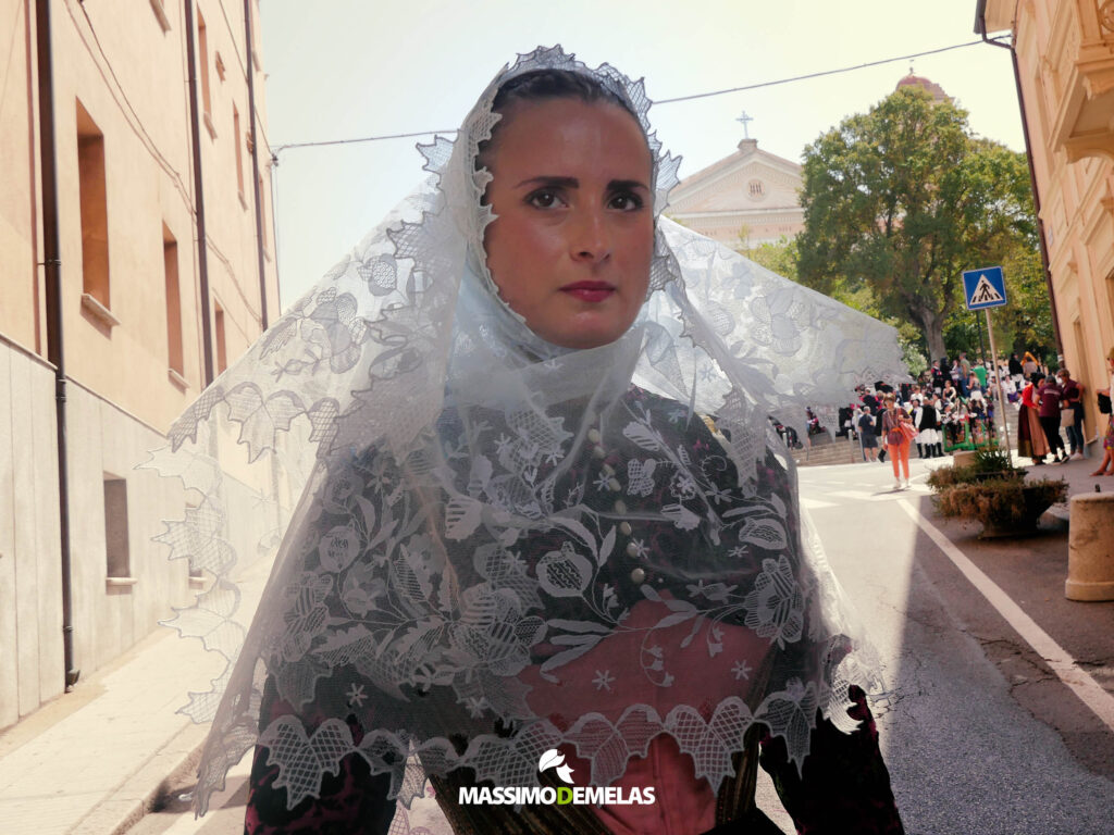 Foto di abito tradizionale della Sardegna. Progetto fotografico Massimo Demelas